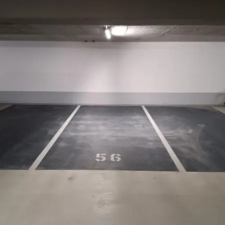 別荘 Center Modern Retreat