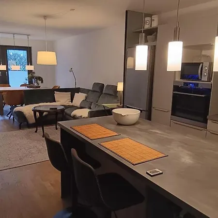 別荘 Center Modern Retreat